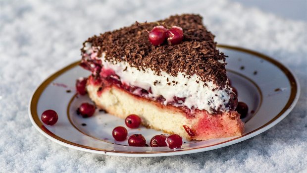 порадуйте себе у вихідні: смачний святковий торт з вишнею і кремом з маскарпоне