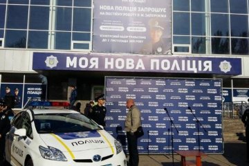 У Запоріжжі з самого ранку подають заяви до нової поліції (фото)