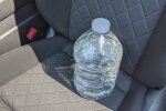 Пляшка з водою в авто: фото скрін ютуб