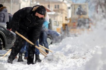 Прибирання снігу довело чиновника до істерики: епічне відео
