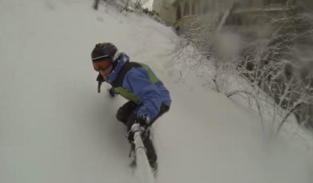 Смельчак прокатился сноубордом по центру Киева (видео)