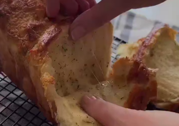 Листковий сирний хліб, кадр з відео