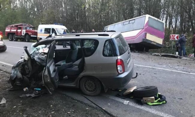 На Львовщине автобус попал в крупное ДТП, есть пострадавшие