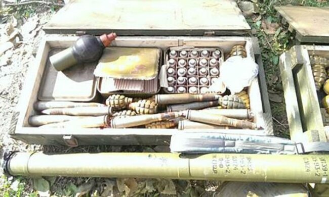 На Донбассе нашли очередной тайник с оружием (фото)