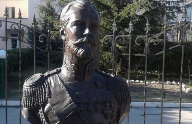 Соцсети взорвал "мироточивый" бюст Николая II "чудотворца"