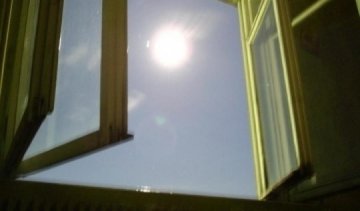Маленька дівчинка впала з 3-го поверху і залишилася жива