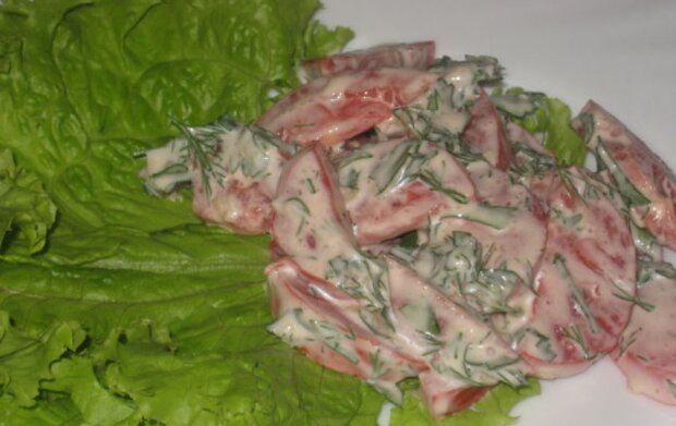 Помідорний салат з часником, скріншот: YouTube