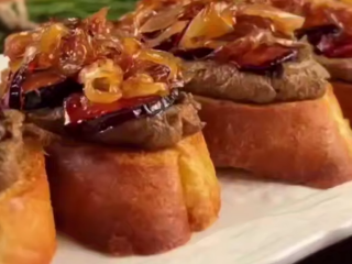 Паштет зі сливою та медовою цибулею.