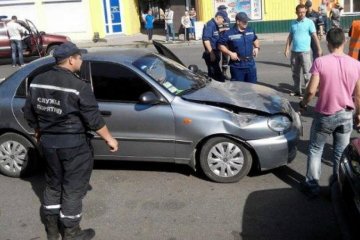 Дорожній стовп впав на авто у Кіровограді  (фото)