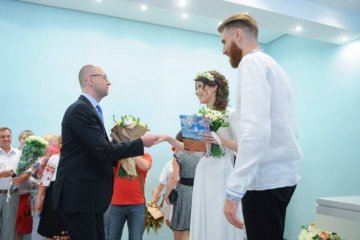 Яценюк попиарился на первой регистрации брака по онлайн заявке(фото)
