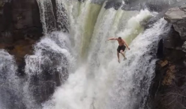 Канадский экстремал спрыгнул с 12-метрового водопада без страховки