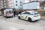 Без взуття і з SIM-картою на обличчі: у Києві виявили тіло чоловіка за дивних обставин