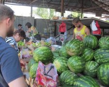 Даже баржа не помогла: сеть кипит из-за цен на арбузы