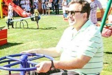 Саакашвили составил компанию детям на карусели