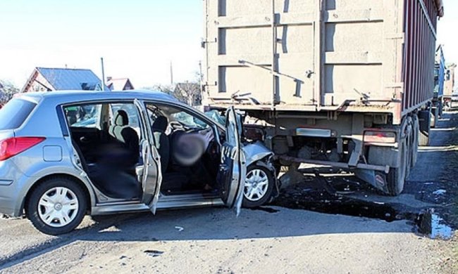 Авария с грузовиком погубила четырех человек (фото)