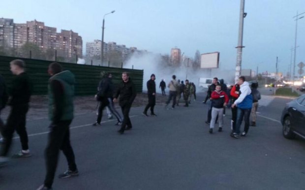Мордою в асфальт: у Києві копи схопили десятки озброєних "тітушок"