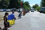 Дніпряни стали на коліна заради загиблого на Донбасі воїна, море квітів і сліз - Герої не вмирають