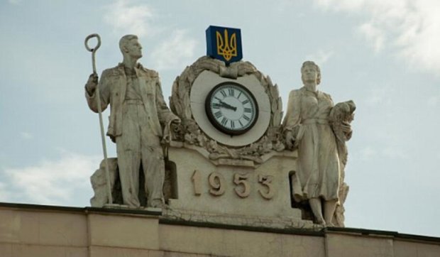 Декомунізація дісталася до Запоріжжя: замість червоної зірки годинник (фото)