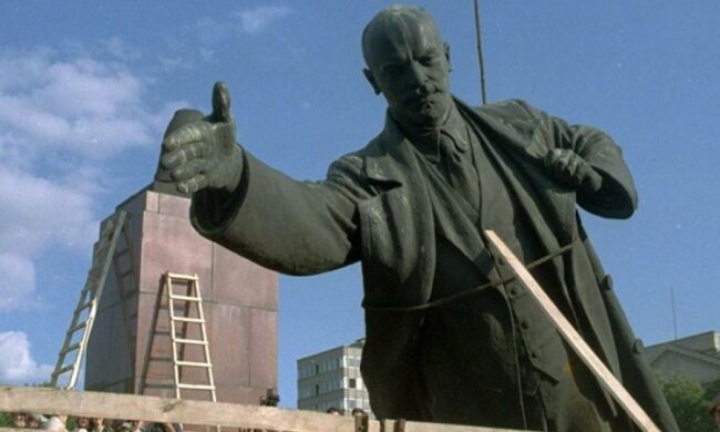 Пчелы-коммунисты свили гнездо в интимном месте Ленина: фото