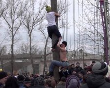 Масленица по-русски: полуголый россиянин удивил полетом... со столба, видео