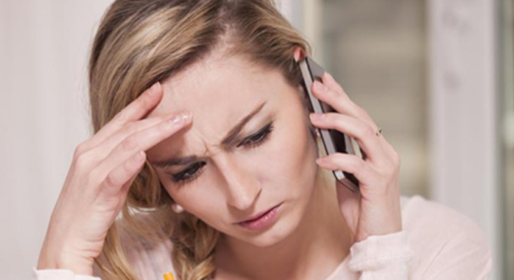 Жінка розмовляє по телефону / фото: Pinterest