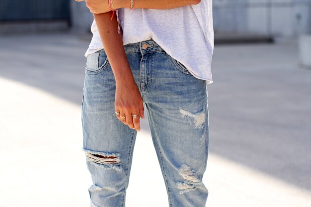 Рвані джинси мінімал, фото з сайту Секрети моди