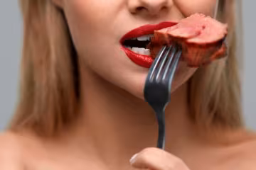 Девушка ест диетическое мясо