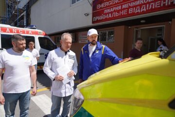 Лікарня Мечникова отримала сучасну швидку: фонд "Надія" та Валерій Дубіль передали авто для порятунку важких пацієнтів
