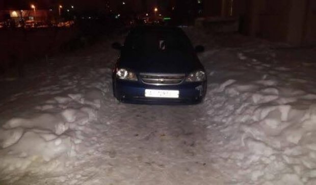 Очередной автохам оставил киевлян тротуара