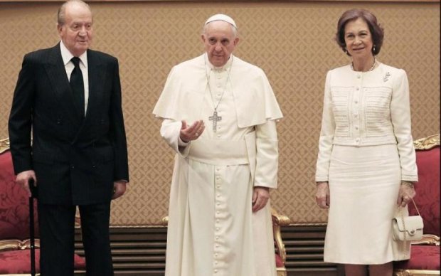 Чому тільки сім жінок мають право носити біле при Папі Римському