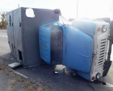 На дорозі Кіровограду лежить перевернута вантажівка (фото)