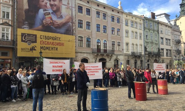 У Львові бунт, озброєна юрба захоплює міськраду, поліція нічого не може вдіяти