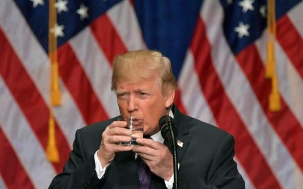 Трамп просто попив води та звів з розуму соцмережі