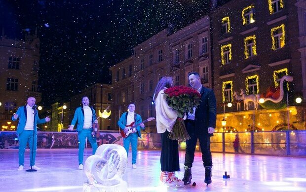 Українець освідчився коханій у центрі Львова, шалена романтика: ковзанка, каблучка і сотня троянд
