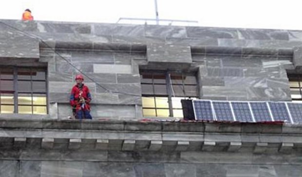 Поліція Нової Зеландії не може зняти з даху екоактивістів (фото)