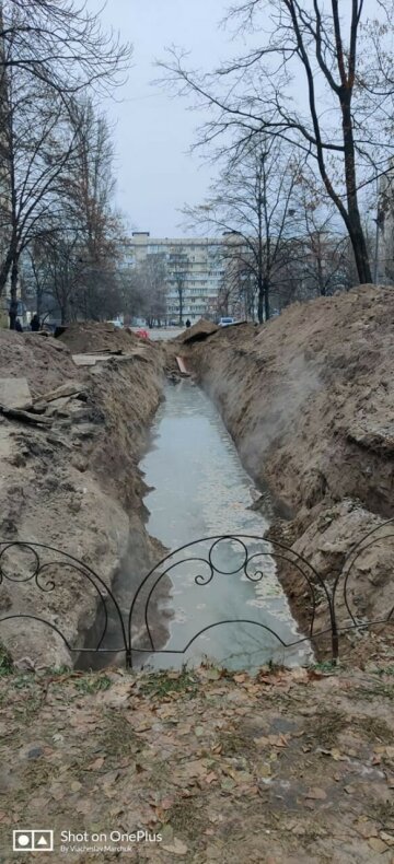 В Киеве коммунальщики оставили после ремонта глубокую яму с водой, фото: социальные сети