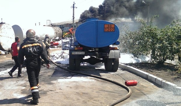 На Николаевщине загорелись три бензовоза на автозаправке (фото)