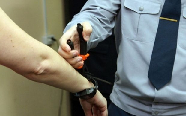 Украинским заключенным не хватает электронных браслетов
