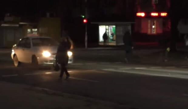 Пешеходы на неосвещенной улице. Фото: скриншот Youtube