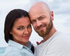 Дружина Влада Ями показала їх відверте фото, ледь прикривалася сорочкою: "Як пристрасно!"