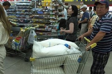 У Казахстані продукти в магазинах скуповують мішками