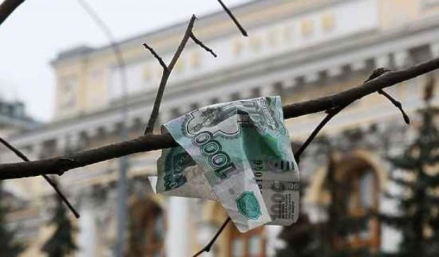 Рубль продовжує бити антирекорди