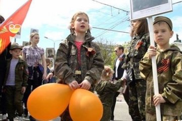 Терористи використовують дітей у військовій формі на параді в Донецьку