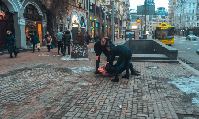 Маршрутчик избил пассажира во время поездки, полиция молчит: жесткое видео