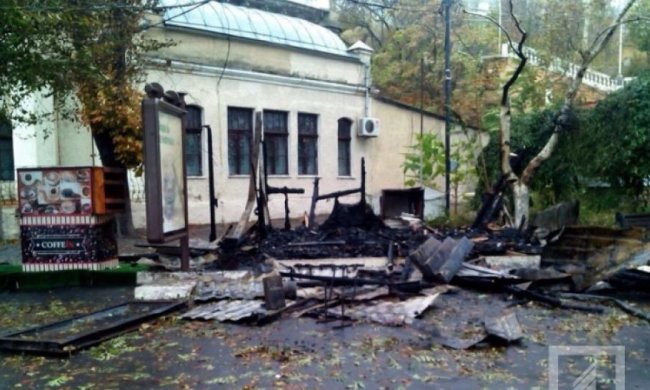 На пляже в Одессе сгорел тир (фото, видео) 