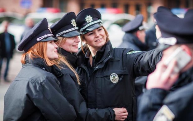 Найгарячіша поліцейська України оголилася перед камерою: фото