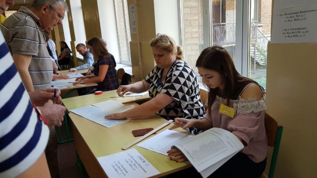 Парламентские выборы 2019: украинцам выдают бюллетени без паспортов, голосуем "по знакомству"