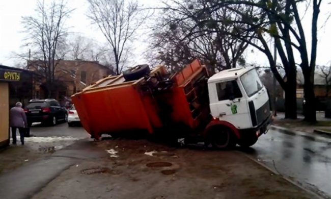 В Харкові сміттєвоз провалився під землю