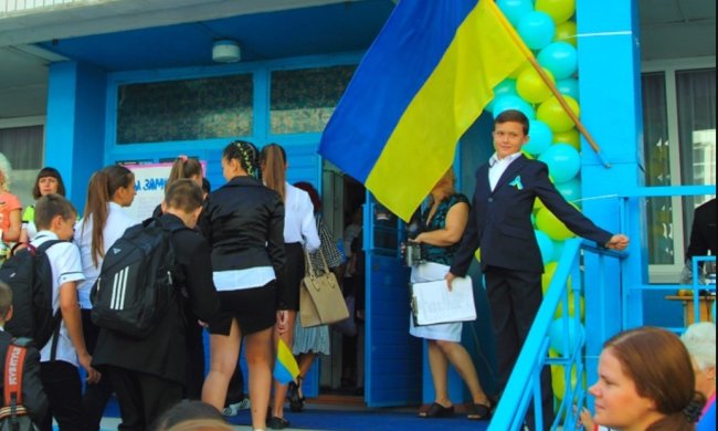 "Відводили вбік, щоб не позорилася": в українській школі розгорівся скандал через цькування учениці