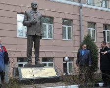 Церетели поставил в Москве памятник Жириновскому